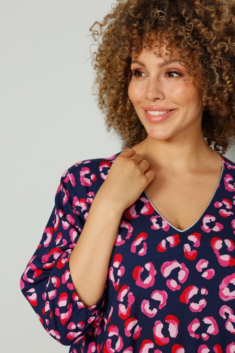Robe maxi, imprimé léopard. Décolleté en V et manches 3/4