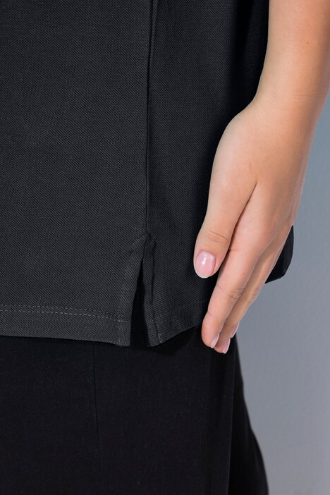 Polo en maille piquée. Patte de boutonnage en velours. Manches courtes
