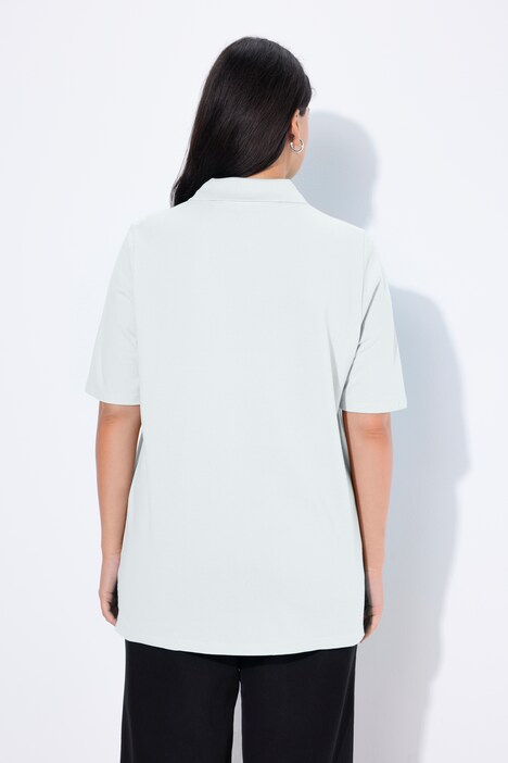 Polo en maille piquée. Patte de boutonnage en velours. Manches courtes