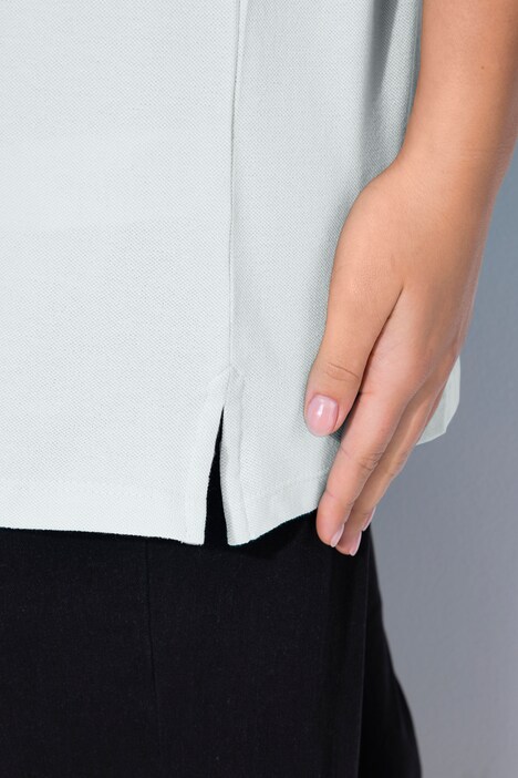 Polo en maille piquée. Patte de boutonnage en velours. Manches courtes