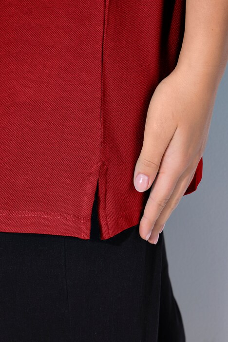 Polo en maille piquée. Patte de boutonnage en velours. Manches courtes