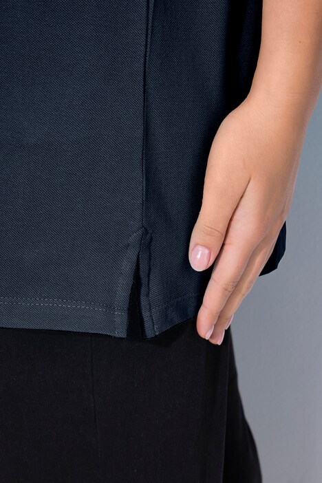 Polo en maille piquée. Patte de boutonnage en velours. Manches courtes