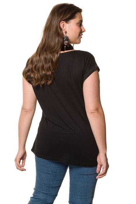 T-shirt, punk look, scheuren, veiligheidsspelden, oversized schouders