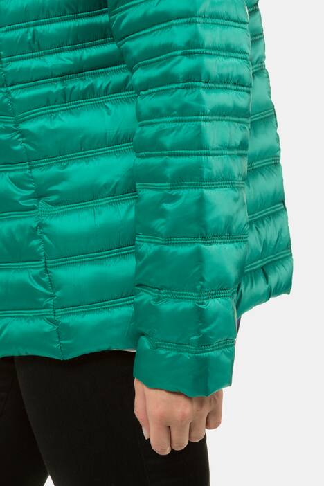 Steppjacke, Stehkragen, kürzere Form, leichte Qualität