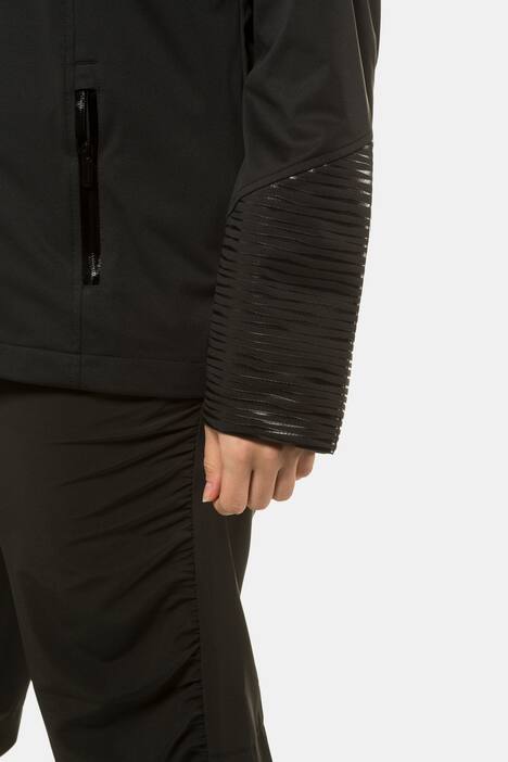 Softshelljacke, Lack-Linien, Meshfutter, Saumtunnelzug