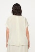 Blouse à manches courtes, boutons dans le dos et pli fantaisie. Coupe oversize.