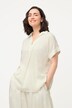 Blouse à manches courtes, boutons dans le dos et pli fantaisie. Coupe oversize.