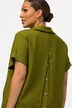Blouse à manches courtes, boutons dans le dos et pli fantaisie. Coupe oversize.