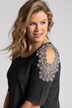 T-shirt, dentelle, perles, échancrures aux épaules