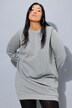 Robe en molleton, coupe oversize. Épaules travaillées, encolure ronde et manches longues.