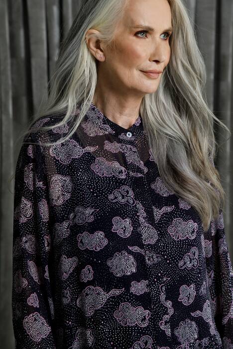 Blusa larga, nubes, cuello alzado, bajo con volantes, manga larga