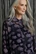 Blusa larga, nubes, cuello alzado, bajo con volantes, manga larga