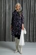 Blusa larga, nubes, cuello alzado, bajo con volantes, manga larga