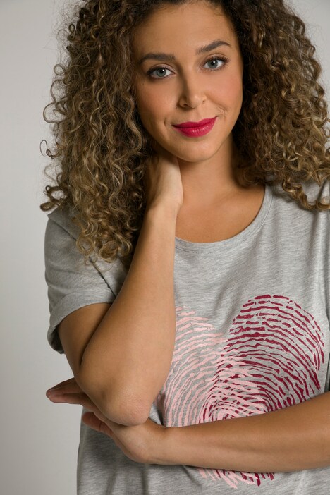 T-shirt classica con cuore con impronta digitale, scollo a girocollo e mezze maniche