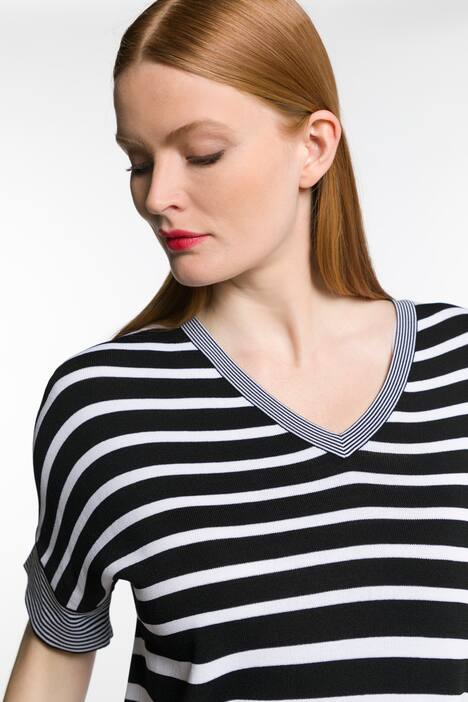 Pullover a righe dal taglio oversize con scollo a V e mezze maniche