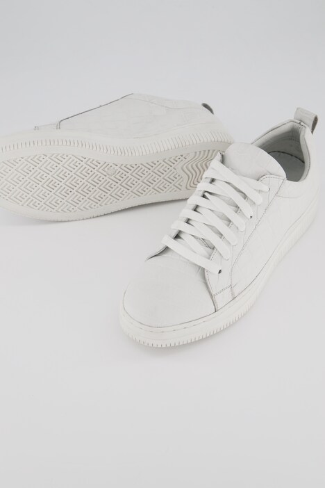 Sneakers di pelle con lavorazione a rilievo con effetto pelle di coccodrillo e larghezza H