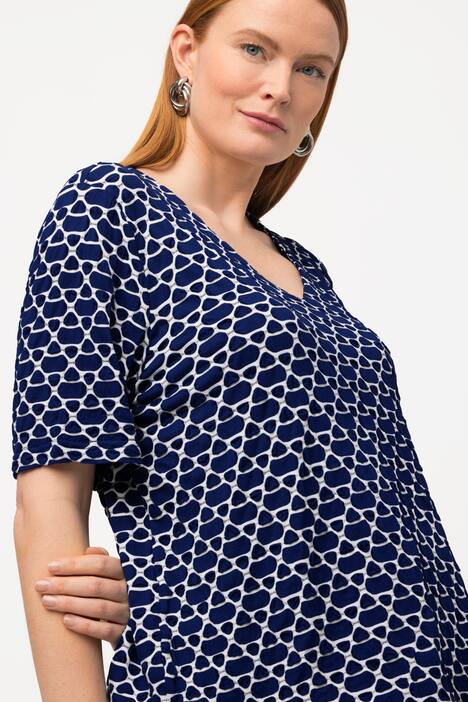 T-shirt à manches courtes et décolleté en V. Tissu texturé.