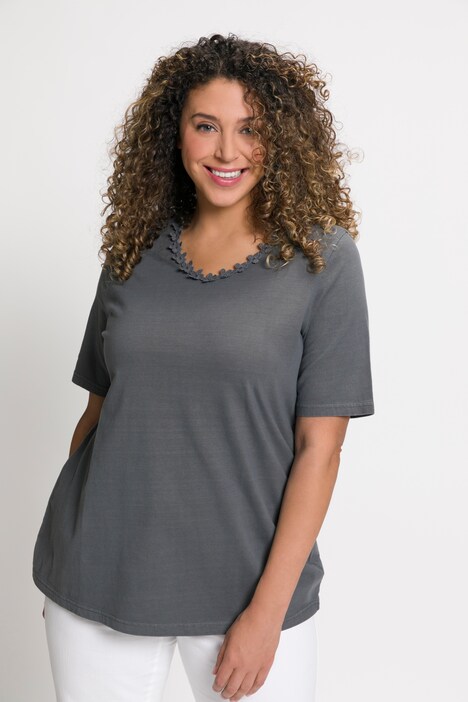 T-shirt, bordures fleuries, décolleté en V, manches courtes