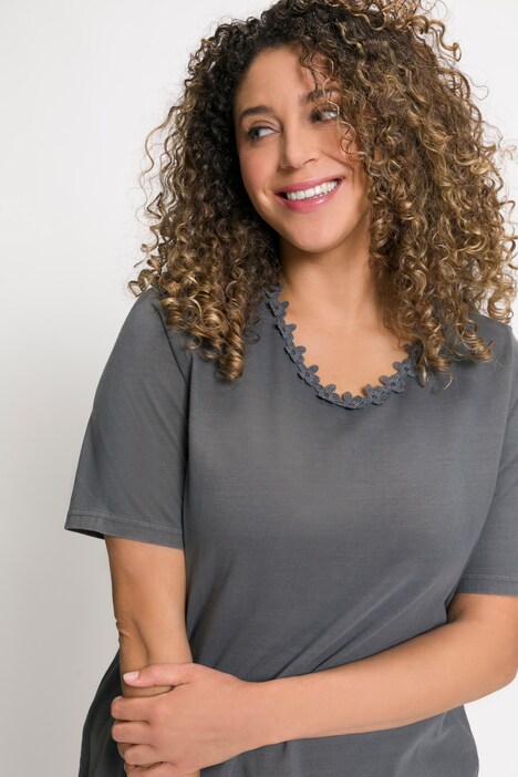 T-shirt, bordures fleuries, décolleté en V, manches courtes