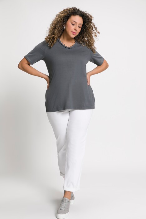 T-shirt, bordures fleuries, décolleté en V, manches courtes