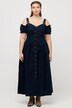 Robe s'inspirant des tenues traditionnelles bavaroises. Patte de boutonnage. Décolleté en forme de cœur. Manches courtes et bouffantes.