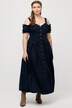 Robe s'inspirant des tenues traditionnelles bavaroises. Patte de boutonnage. Décolleté en forme de cœur. Manches courtes et bouffantes.