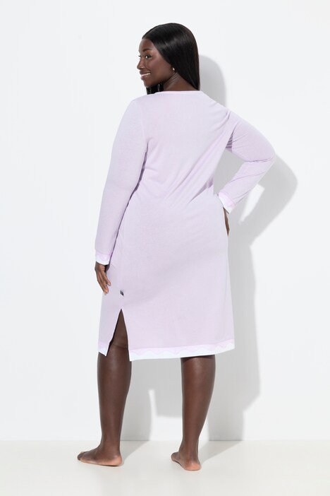 Chemise de nuit oversized, avec dentelle. Col rond et manches longues.