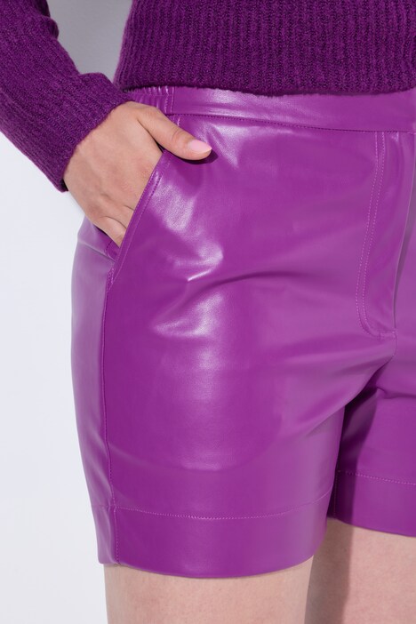 Short en similicuir, coupe large et ceinture confortable