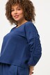 Sweat-shirt court et oversized. Col rond, manches 3/4.