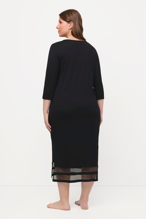 Chemise de nuit. Empiècements en tulle. Décolleté en V et manches longues.