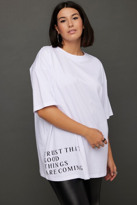 T-shirt oversized, à manches courtes. Décolleté rond. Message imprimé.