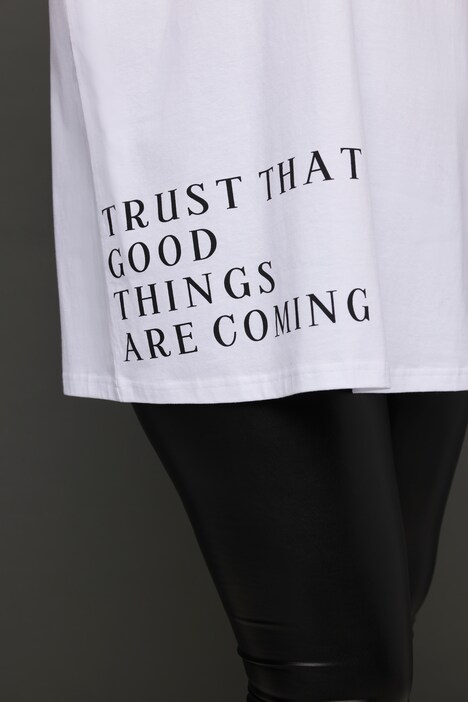 T-shirt oversized, à manches courtes. Décolleté rond. Message imprimé.