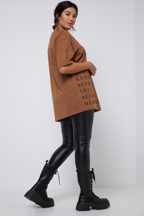T-shirt oversized, à manches courtes. Décolleté rond. Message imprimé.