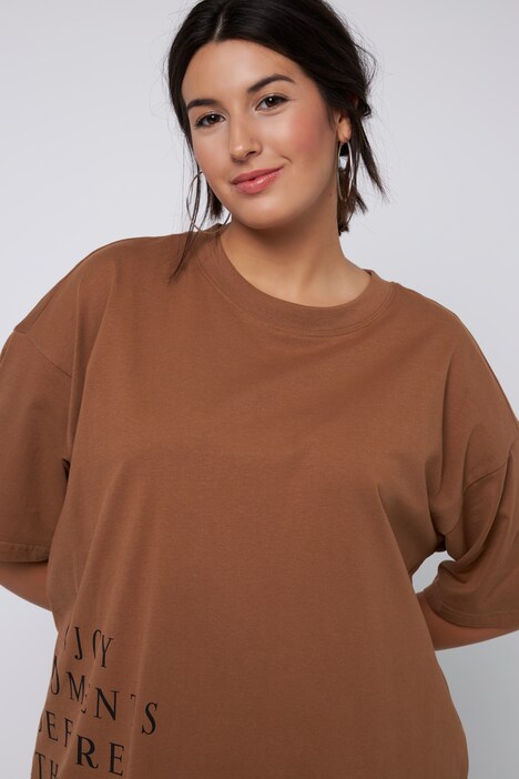 T-shirt oversized, à manches courtes. Décolleté rond. Message imprimé.