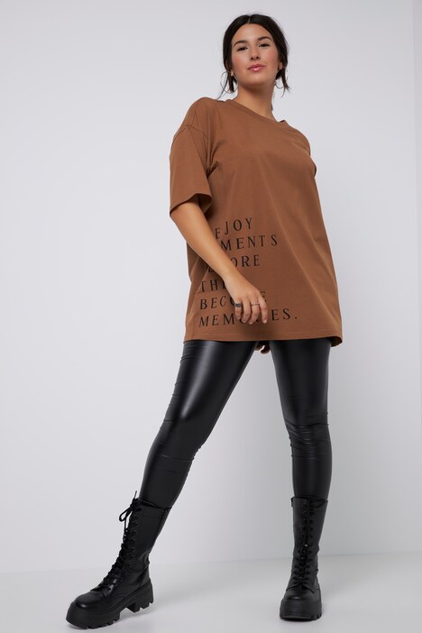 T-shirt oversized, à manches courtes. Décolleté rond. Message imprimé.