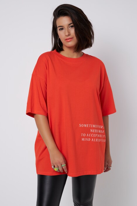 T-shirt oversized, à manches courtes. Décolleté rond. Message imprimé.
