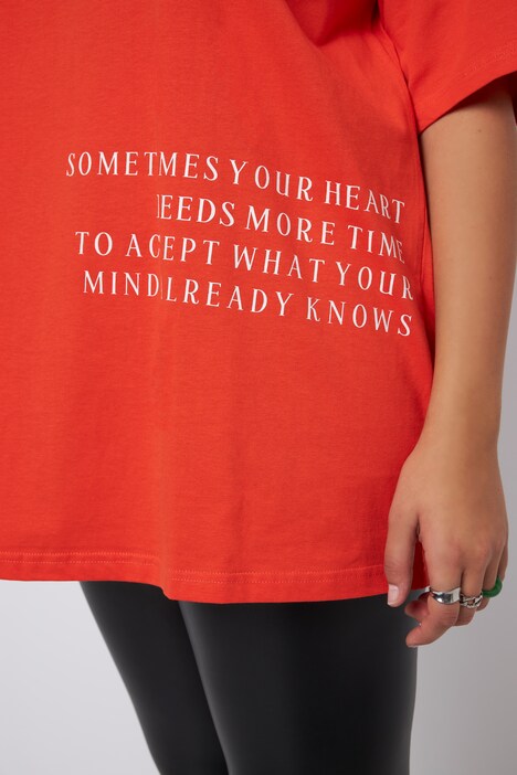 T-shirt oversized, à manches courtes. Décolleté rond. Message imprimé.