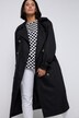 Trench-coat oversized. Col à revers. Double rangée de boutons et ceinture à nouer.