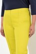 Pantalon, jambe slim. Taille élastique. Plis fantaisie. Petites fentes aux chevilles