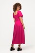 Robe midi en lin mélangé. Manches courtes et décolleté en forme de cœur. Bande smockée dans le dos.