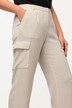 Pantalon cargo à jambe large. Poches cargo et agrafe de fermeture.