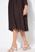 Robe midi en dentelle ajourée. Col tunisien, manches 3/4. Coupe évasée