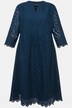 Robe midi en dentelle ajourée. Col tunisien, manches 3/4. Coupe évasée