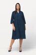 Robe midi en dentelle ajourée. Col tunisien, manches 3/4. Coupe évasée