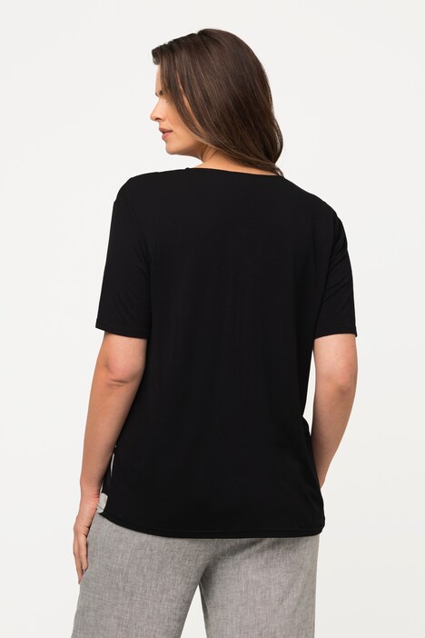 T-shirt en satin, col rond et manches courtes. Imprimé feuillage.