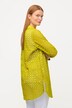 Blouse longue, col chemise et manches longues. Broderie en dentelle.