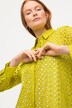 Blouse longue, col chemise et manches longues. Broderie en dentelle.