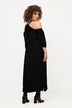 Robe midi à manches longues. Silhouette en A. Fermeture sur la nuque et fente sur le côté.