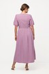 Robe dans un tissu gaufré, carreaux vichy. Col rond et manches courtes.