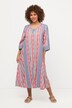 Caftan silhouette en A. Motif ethnique. Col tunisien, manches 3/4.